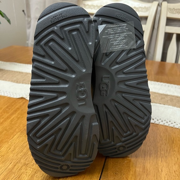 UGG Neumel II Kids Boots - Brand New with box - Picture 2 of 3